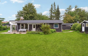 3 Bedroom Stunning Home In Dronningmølle